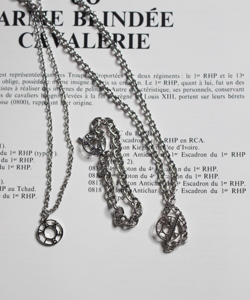 AVIREX（アヴィレックス）の「【InRed5月号・桐谷美玲さん着用】【直営店限定】ロゴブレスレット/ AVIREX LOGO BRACELET（ブレスレット・レディース・シルバー・FREE）」の9枚目の写真