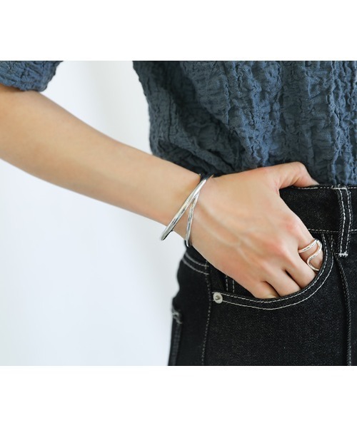 select MOCA（セレクトモカ）の「ダブルカーブバングル（バングル/リストバンド・レディース・シルバー/ゴールド・FREE）」の4枚目の写真