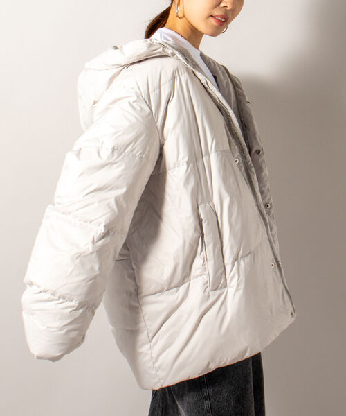GLOSTER（グロスター）の「【unlume/アンルーム】MICHELLE DOWN JACKET ダウンジャケット（ダウンジャケット/コート・メンズ・アイボリー/ブラック・MEDIUM/LARGE）」の2枚目の写真
