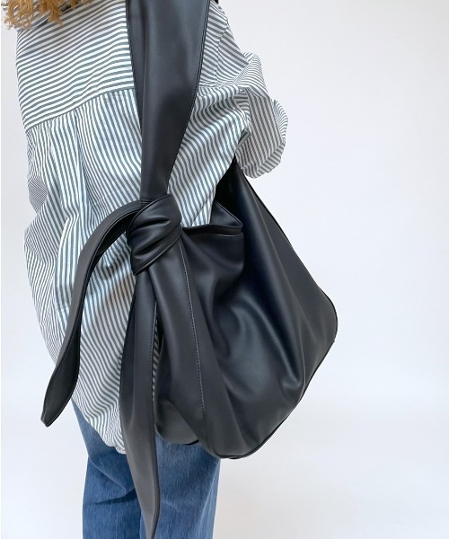 loti（ロティ）の「loti BIG結び目BAG（トートバッグ・レディース・ブラック/ベージュ/ブラック系その他/ブラウン/アイボリー・ONE SIZE）」の7枚目の写真