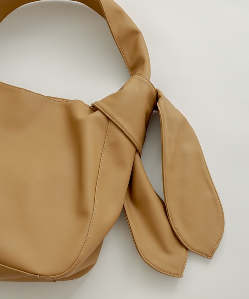 loti（ロティ）の「loti BIG結び目BAG（トートバッグ・レディース・ブラック/ベージュ/ブラック系その他/ブラウン/アイボリー・ONE SIZE）」の17枚目の写真