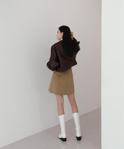 by muni:r（バイ ムニール）の「おしゃれの完成 クロップ コーティング ジャケット（ライダースジャケット・レディース・ブラック/ブラウン・FREE）」の4枚目の写真