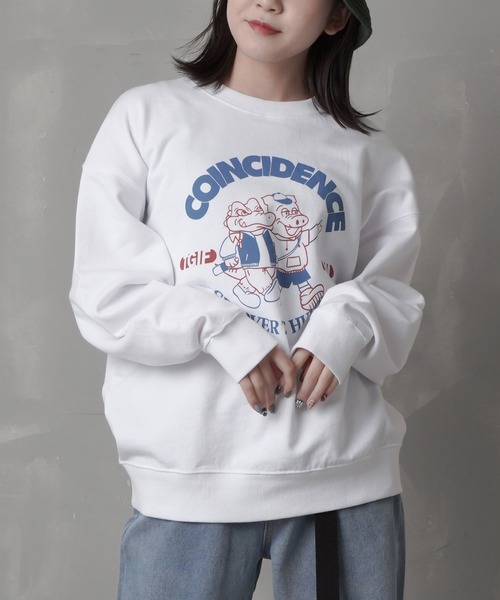 SPINNS（スピンズ）の「Crocodile&Pigイラストデザイン クルーネックスウェット（スウェット・レディース・ブラック/オフホワイト/オートミール/グレイッシュブルー・ONESIZE）」の2枚目の写真