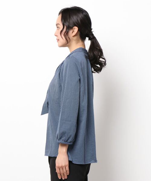 BELLUNA PLUS(ベルーナ)の「ストレッチ素材ボウタイデザインブラウス(シャツ/ブラウス・レディース・ベージュ/ネイビー/ブルー・MEDIUM/LARGE/X-LARGE)」の14枚目の写真
