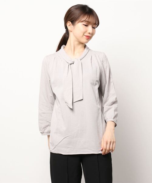 BELLUNA PLUS(ベルーナ)の「ストレッチ素材ボウタイデザインブラウス(シャツ/ブラウス・レディース・ベージュ/ネイビー/ブルー・MEDIUM/LARGE/X-LARGE)」の11枚目の写真