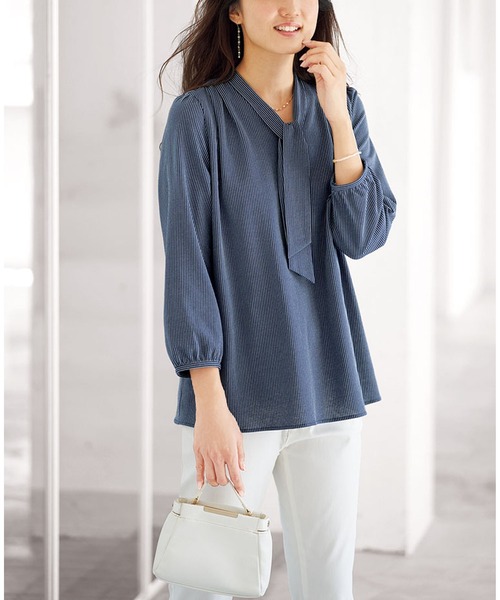 BELLUNA PLUS(ベルーナ)の「ストレッチ素材ボウタイデザインブラウス(シャツ/ブラウス・レディース・ベージュ/ネイビー/ブルー・MEDIUM/LARGE/X-LARGE)」の6枚目の写真