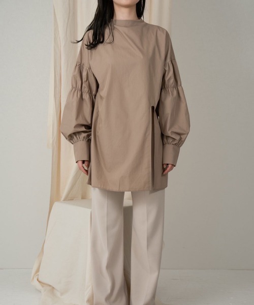 lawgy(ラウジー)の「leather strap sleeve gather blouse(シャツ/ブラウス・レディース・ホワイト/ベージュ/ブラック・FREE)」の3枚目の写真