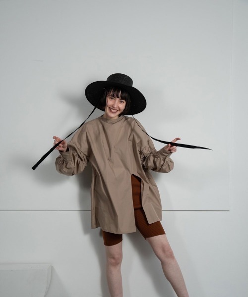 lawgy(ラウジー)の「leather strap sleeve gather blouse(シャツ/ブラウス・レディース・ホワイト/ベージュ/ブラック・FREE)」の4枚目の写真