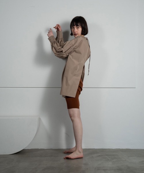 lawgy(ラウジー)の「leather strap sleeve gather blouse(シャツ/ブラウス・レディース・ホワイト/ベージュ/ブラック・FREE)」の16枚目の写真