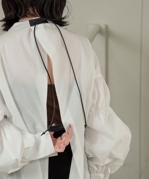 lawgy(ラウジー)の「leather strap sleeve gather blouse(シャツ/ブラウス・レディース・ホワイト/ベージュ/ブラック・FREE)」の17枚目の写真