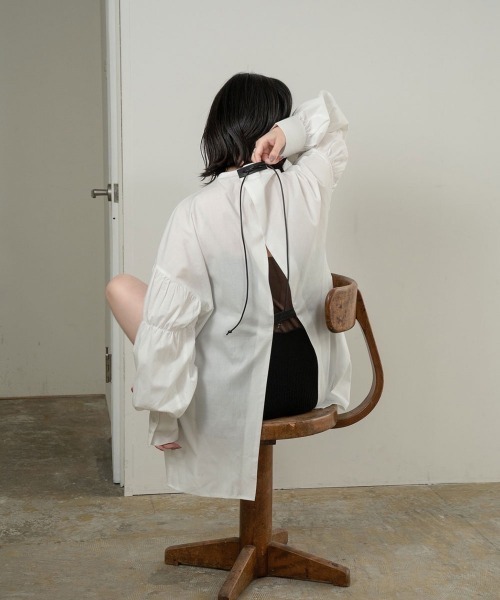 lawgy(ラウジー)の「leather strap sleeve gather blouse(シャツ/ブラウス・レディース・ホワイト/ベージュ/ブラック・FREE)」の6枚目の写真