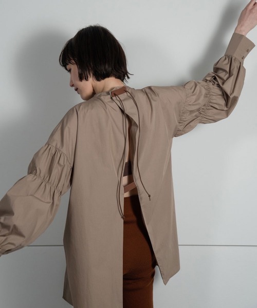 lawgy(ラウジー)の「leather strap sleeve gather blouse(シャツ/ブラウス・レディース・ホワイト/ベージュ/ブラック・FREE)」の13枚目の写真