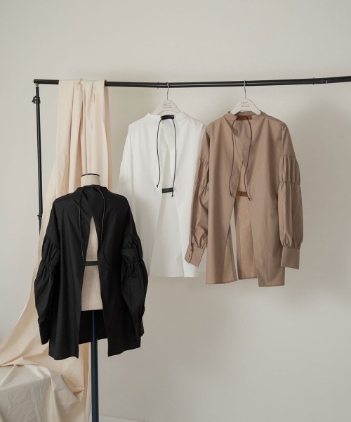 lawgy(ラウジー)の「leather strap sleeve gather blouse(シャツ/ブラウス・レディース・ホワイト/ベージュ/ブラック・FREE)」の12枚目の写真