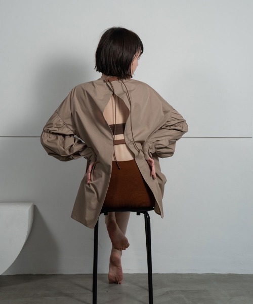 lawgy(ラウジー)の「leather strap sleeve gather blouse(シャツ/ブラウス・レディース・ホワイト/ベージュ/ブラック・FREE)」の14枚目の写真