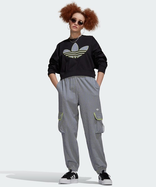 adidas(アディダス)の「トレフォイル アプリケーション ルーズ スウェット / アディダスオリジナルス / トレーナー(スウェット・レディース・ブラック/ホワイト・SMALL/MEDIUM/LARGE/X-LARGE/XX-LARGE/X-SMALL)」の6枚目の写真