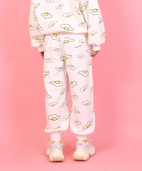 PUNYUS（プニュズ）の「目玉焼き総柄スウェットパンツ（スウェットパンツ・レディース・ホワイト/ブラック・1/2/4/3）」の4枚目の写真