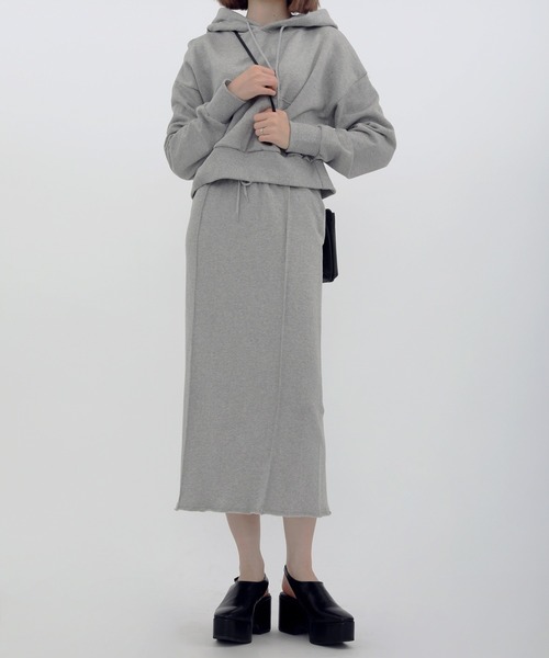 UNE MANSION（ユヌマンション）の「フードロングスカートトレーニングセットアップ（サロペット/オーバーオール・レディース・ブラック/グレー/クリーム・FREE）」の3枚目の写真