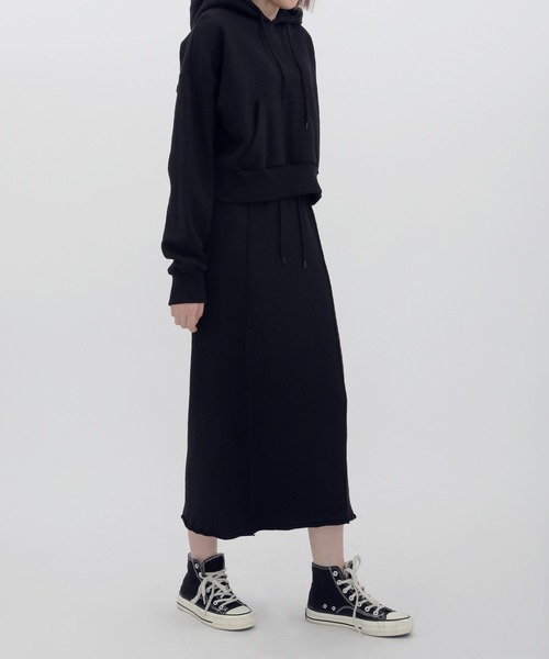 UNE MANSION（ユヌマンション）の「フードロングスカートトレーニングセットアップ（サロペット/オーバーオール・レディース・ブラック/グレー/クリーム・FREE）」の2枚目の写真