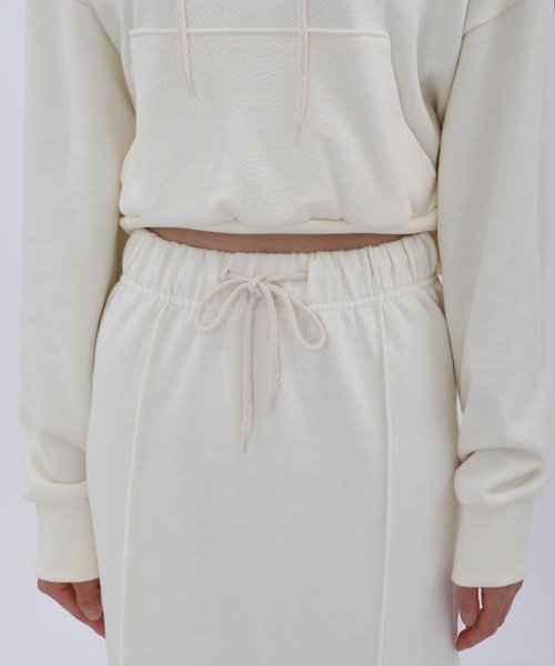 UNE MANSION（ユヌマンション）の「フードロングスカートトレーニングセットアップ（サロペット/オーバーオール・レディース・ブラック/グレー/クリーム・FREE）」の22枚目の写真