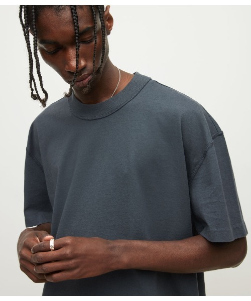 ALLSAINTS(オールセインツ)の「ISAC OVERSIZED CREW T-SHIRT | ISAC オーバーサイズ クルー Tシャツ(Tシャツ/カットソー・メンズ・グレー系・L/M/S/XS)」の2枚目の写真