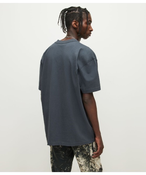 ALLSAINTS(オールセインツ)の「ISAC OVERSIZED CREW T-SHIRT | ISAC オーバーサイズ クルー Tシャツ(Tシャツ/カットソー・メンズ・グレー系・L/M/S/XS)」の3枚目の写真