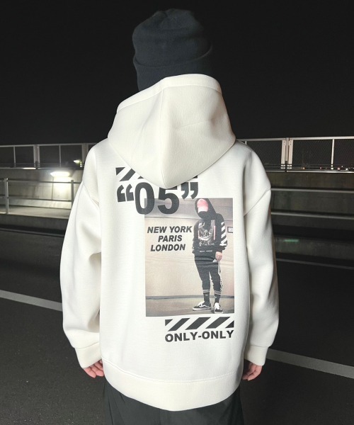 .KOM(ドットコム)の「A'GEM/9 × .kom『.kom/ドットケーオーエム』バックフォトプリント プルオーバーパーカー(パーカー・メンズ・グレー/アイボリー/ブラック・FREE)」の2枚目の写真