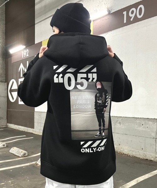.KOM(ドットコム)の「A'GEM/9 × .kom『.kom/ドットケーオーエム』バックフォトプリント プルオーバーパーカー(パーカー・メンズ・グレー/アイボリー/ブラック・FREE)」の3枚目の写真