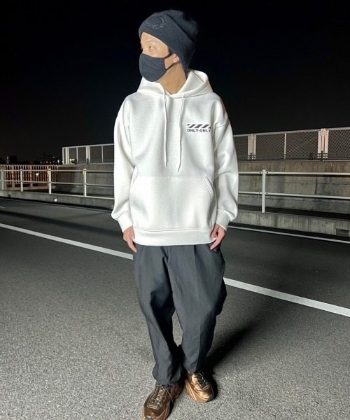 .KOM(ドットコム)の「A'GEM/9 × .kom『.kom/ドットケーオーエム』バックフォトプリント プルオーバーパーカー(パーカー・メンズ・グレー/アイボリー/ブラック・FREE)」の17枚目の写真