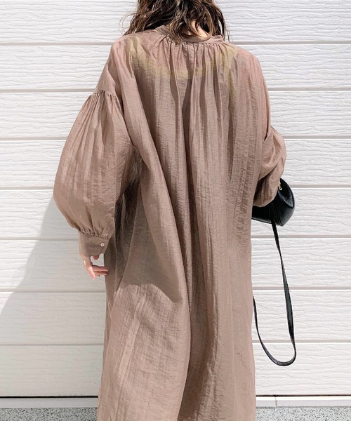 Q(キュー)の「Backギャザーシャツ(シャツ/ブラウス・レディース・ライトグレー/キャメル・MEDIUM)」の6枚目の写真