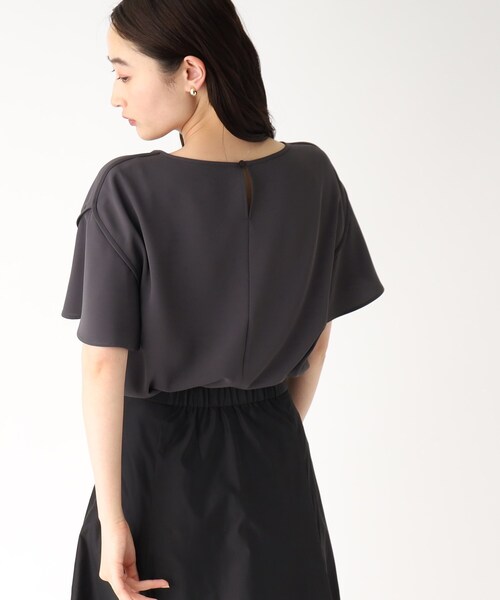 OPAQUE.CLIP(オペークドットクリップ)の「◆パイピングフレアスリーブブラウス【イージーケア/洗濯機洗い可】(シャツ/ブラウス・レディース・チャコールグレー/ブラック系4/キャメル/ホワイト系7・36/38/40/42)」の11枚目の写真