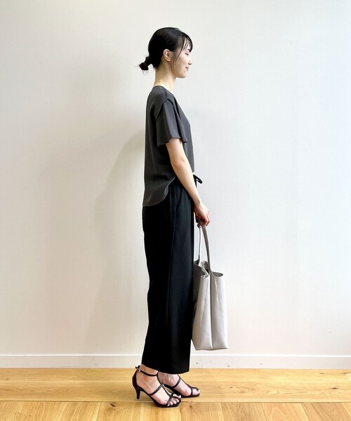 OPAQUE.CLIP(オペークドットクリップ)の「◆パイピングフレアスリーブブラウス【イージーケア/洗濯機洗い可】(シャツ/ブラウス・レディース・チャコールグレー/ブラック系4/キャメル/ホワイト系7・36/38/40/42)」の13枚目の写真