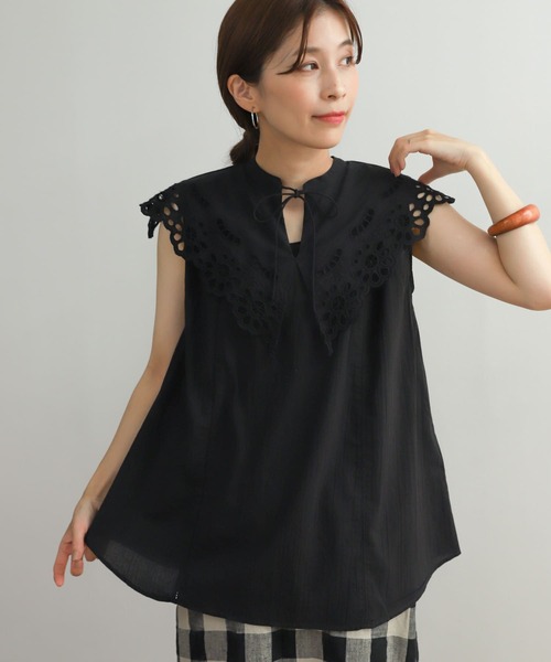 URBAN RESEARCH DOORS（アーバンリサーチドアーズ）の「コットンボイルスカラップブラウス（シャツ/ブラウス・レディース・ブラック/オフホワイト・MEDIUM）」の2枚目の写真