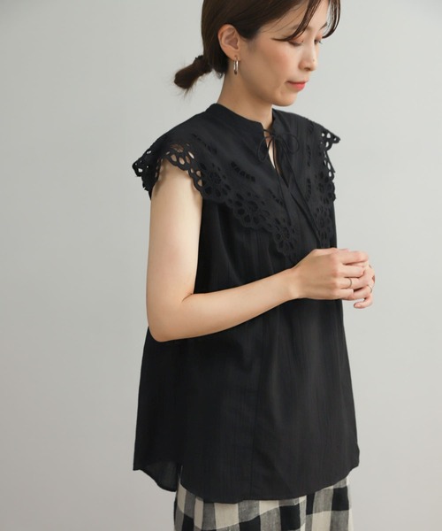 URBAN RESEARCH DOORS（アーバンリサーチドアーズ）の「コットンボイルスカラップブラウス（シャツ/ブラウス・レディース・ブラック/オフホワイト・MEDIUM）」の3枚目の写真