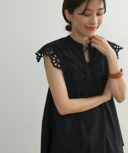 URBAN RESEARCH DOORS（アーバンリサーチドアーズ）の「コットンボイルスカラップブラウス（シャツ/ブラウス・レディース・ブラック/オフホワイト・MEDIUM）」の15枚目の写真