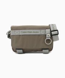 Calvin Klein（カルバン・クライン）の「ウルトラライト フラップ カメラバッグ（ショルダーバッグ）」