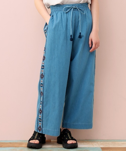チチカカ（チチカカ）の「Rico ライトデニムウィピール刺繍パンツ（デニムパンツ・レディース・ブルー/インディゴブルー・FREE）」の2枚目の写真
