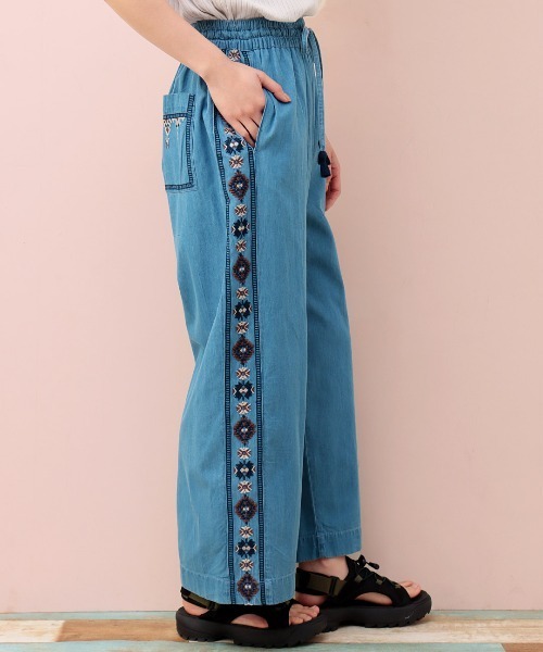 チチカカ（チチカカ）の「Rico ライトデニムウィピール刺繍パンツ（デニムパンツ・レディース・ブルー/インディゴブルー・FREE）」の5枚目の写真
