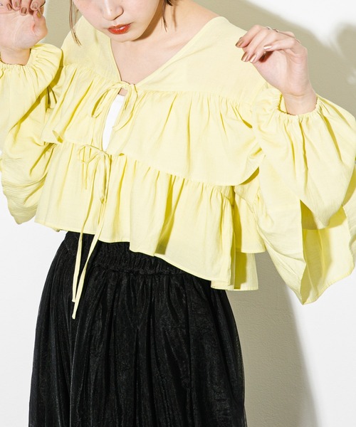 KBF（ケイビーエフ）の「クロップドフリルデザインブラウス（シャツ/ブラウス・レディース・ブラック/オフホワイト/イエロー・ONE）」の3枚目の写真
