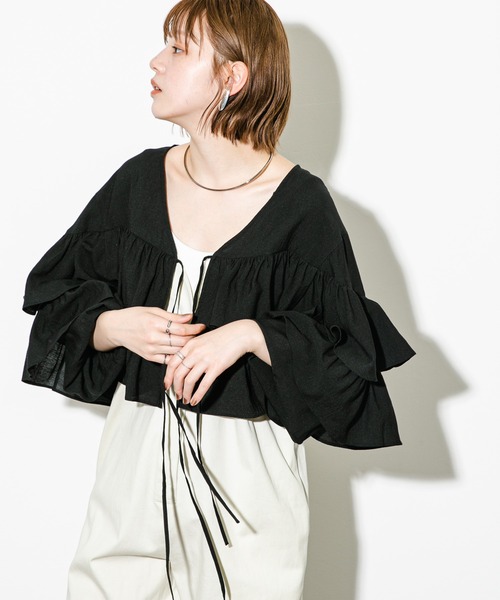 KBF（ケイビーエフ）の「クロップドフリルデザインブラウス（シャツ/ブラウス・レディース・ブラック/オフホワイト/イエロー・ONE）」の2枚目の写真