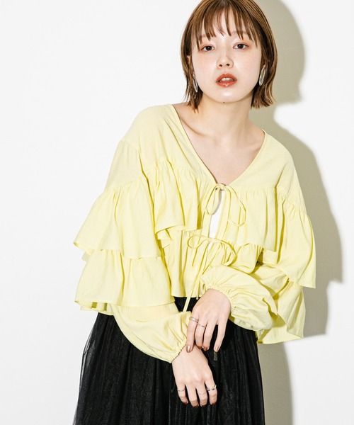 KBF（ケイビーエフ）の「クロップドフリルデザインブラウス（シャツ/ブラウス・レディース・ブラック/オフホワイト/イエロー・ONE）」の4枚目の写真