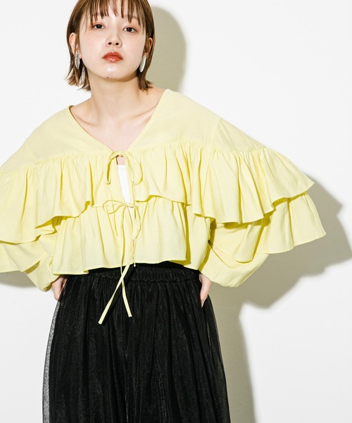 KBF（ケイビーエフ）の「クロップドフリルデザインブラウス（シャツ/ブラウス・レディース・ブラック/オフホワイト/イエロー・ONE）」の5枚目の写真