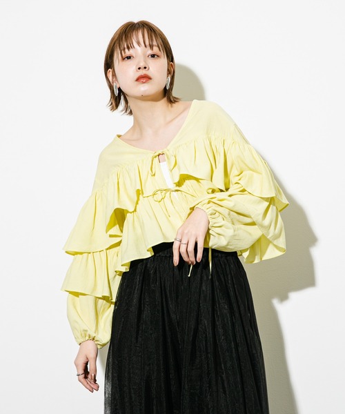 KBF（ケイビーエフ）の「クロップドフリルデザインブラウス（シャツ/ブラウス・レディース・ブラック/オフホワイト/イエロー・ONE）」の6枚目の写真