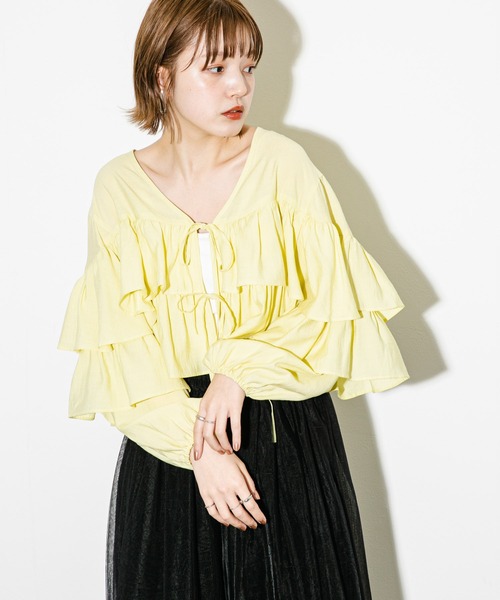 KBF（ケイビーエフ）の「クロップドフリルデザインブラウス（シャツ/ブラウス・レディース・ブラック/オフホワイト/イエロー・ONE）」の7枚目の写真