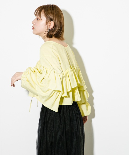 KBF（ケイビーエフ）の「クロップドフリルデザインブラウス（シャツ/ブラウス・レディース・ブラック/オフホワイト/イエロー・ONE）」の9枚目の写真