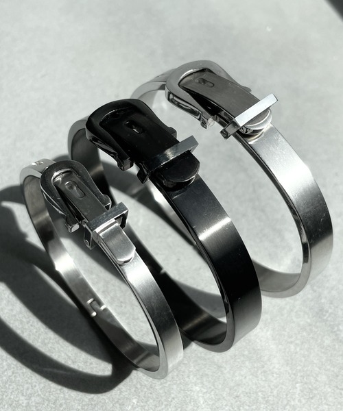 洗練されたヘアライン加工。バックルモチーフ バングル（ブレスレット