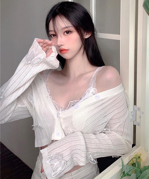 Mayree(メイリー)の「【Mayree】バタフライ クロップド丈カーディガン(カーディガン/ボレロ・レディース・ホワイト/ブラック/ピンク/ブルー・FREE)」の2枚目の写真