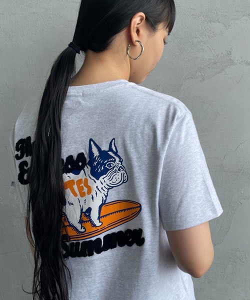 The Endless Summer（エンドレスサマー）の「[The Endless Summer/エンドレスサマー] 別注 サーフBUHI サガラ刺繍ロゴバックプリントTシャツ（Tシャツ/カットソー・レディース・グレー/ブラウン/ブラック/ホワイト・S/M/L/XL）」の4枚目の写真