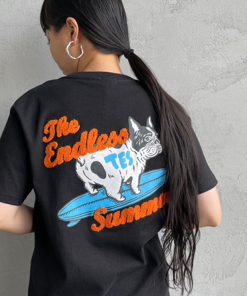 The Endless Summer（エンドレスサマー）の「[The Endless Summer/エンドレスサマー] 別注 サーフBUHI サガラ刺繍ロゴバックプリントTシャツ（Tシャツ/カットソー・レディース・グレー/ブラウン/ブラック/ホワイト・S/M/L/XL）」の3枚目の写真