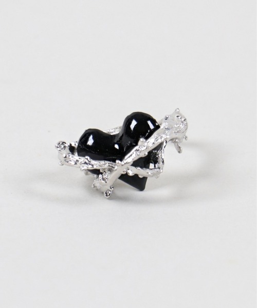 SPINNS（スピンズ）の「ハートクロスリング（リング・レディース・ブラック/シルバー・ONESIZE）」の2枚目の写真