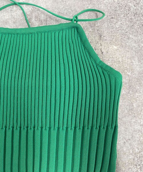 fredy emue(フレディエミュ)の「バッククロスカップ付きニットキャミ(キャミソール・レディース・アイボリー/ブラック/グリーン/キャメル・38)」の4枚目の写真